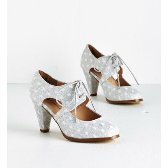 Modcloth Shoes - ❤️💖Chase & Chloe sparkly silver heels